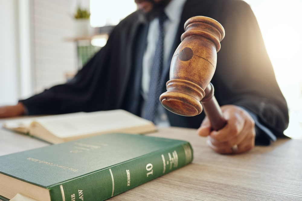 Criminal lawyer consulting a client in Ontario